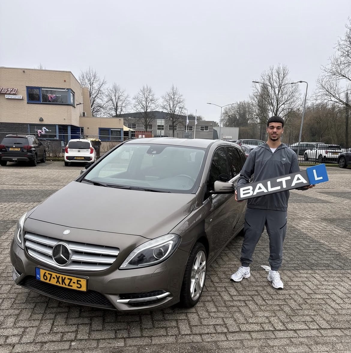 Yassin geslaagd voor het rijbewijs bij Rijschool Balta Hoorn
